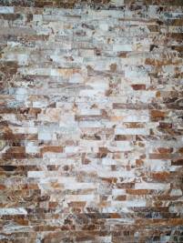 Wandverblender im Wohnbereich aus Naturstein Onyx White in 30 x 5 x 2,5 cm mit gespaltener bossierter Oberfläche. Diese Halbedelstein Riemchen gibt es exklusiv bei Stein-Team Hamburg inkl. ausführliche Beratung in unserer Naturstein Ausstellung.